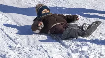 Kars'ta çocuklar yarıyıl tatilinde kızaklarla kayarak eğleniyor