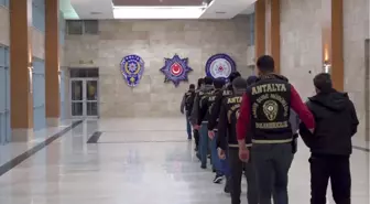 Kendilerini polis ve savcı olarak tanıtıp 16 milyon liralık vurgun yaptılar