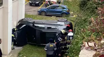 Kocaeli'de istinat duvarından düşen otomobildeki anne ve kızı yaralandı