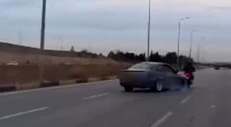 Lüks otomobil yolda drift yaptı, motosikletli son anda kurtuldu