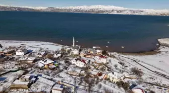 Mavinin ve beyazın buluştuğu köy, eşsiz manzaralar oluşturdu