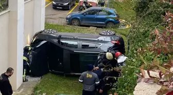Otomobil, apartman bahçesine uçtu: 2 yaralı