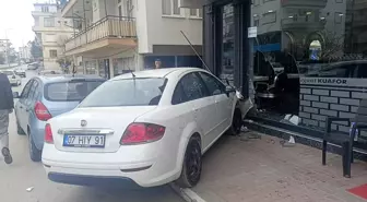 Otomobil kuaför dükkanına daldı: Çalışanlar kaçtı, müşteri fotoğraf çekti