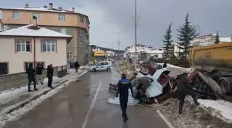 Samsun'da kuvvetli rüzgar nedeniyle okul çatısının bir bölümü yola düştü