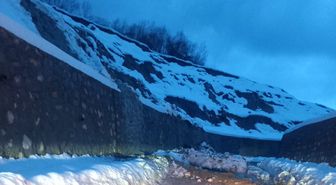 Sinop'ta toprak kayması nedeniyle grup yolu ulaşıma kapandı