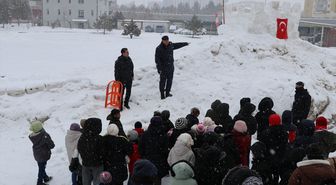 Sivas'ta jandarmadan Sevgi Evleri'nde kalan çocuklara kızak şenliği