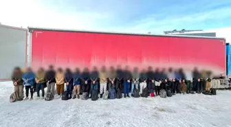 Sivas'ta tır dorsesine gizlenen 25 kaçak göçmen yakalandı