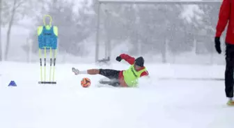 Sivasspor kar altında çalıştı