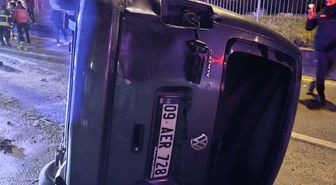 Takla atıp karşı yöne geçen hafif ticari araç, otomobille çarpıştı; 1 ölü, 1 yaralı