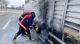 Van'da seyir halindeki tırın lastikleri yandı