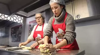 Afyonkarahisar'da görme engelli kadınlar, mutfakta hamur işi yaptı