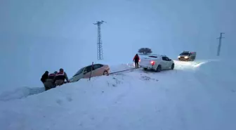 Ağrı'da kar ve fırtınada mahsur kalan vatandaşları ekipler kurtardı