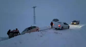 Ağrı'da karda mahsur kalan vatandaşların imdadına ekipler yetişti