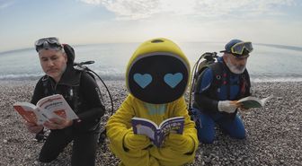 Antalya'da dalgıçlar su altında kitap okudu