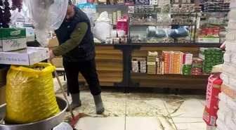 Antalya'da sağanak hayatı felç etti: İş yerleri su basan esnaf sabahın ilk ışığıyla temizliğe başladı