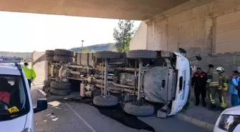 Arsuz'da hafriyat kamyonu devrildi