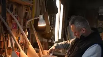Ata yadigarı atölyede ürettiği el yapımı bağlamalarla 'Anadolu'nun sesi'ni geleceğe taşıyor