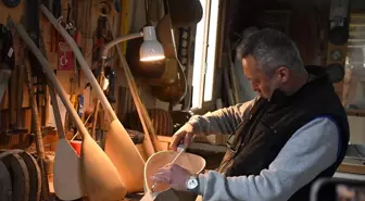 Ata yadigarı atölyede ürettiği el yapımı bağlamalarla 'Anadolu'nun sesi'ni geleceğe taşıyor