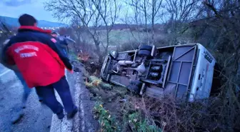 Balıkesir'de servis aracı şarampole uçtu: 14 yaralı