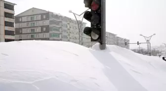 Bitlis'te kar kalınlığı trafik lambalarına kadar ulaştı