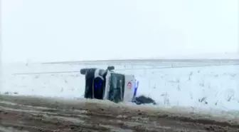 Diyarbakır'da ambulans devrildi: 3 yaralı