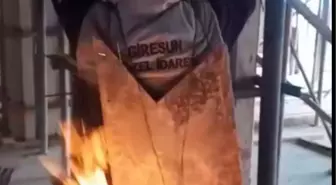 Dondurucu soğukta içerisinde ateş yanan tenekeyi sırtına alıp çalıştı