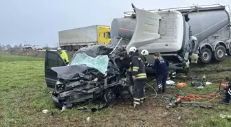 Edirne'de tır ile hafif ticari araç çarpıştı, 1 kişi öldü, 1 kişi yaralandı