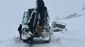 Elazığ'da kar nedeniyle yolda mahsur kalan araçlar kurtarıldı