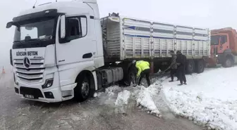 Hatay'da karla kaplı yolda sürücüler zor anlar yaşadılar