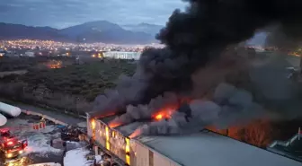 Hatay'da lastik deposunda çıkan yangın kontrol altına alındı