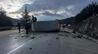 Isparta'da kamyonetin devrildiği kazada 3 kişi yaralandı