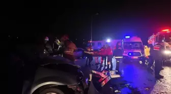 İzmir'de iki otomobil çarpıştı: 2'si ağır 6 yaralı