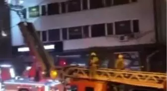 Kağıthane'de binanın çatısı alevlere teslim oldu