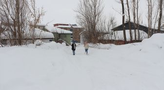 Karlıova'da kar yağışı etkisini sürdürüyor