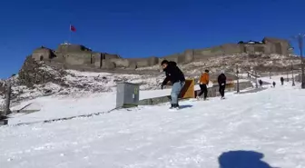 Kars'ta kızağını kapan kale yokuşuna koştu