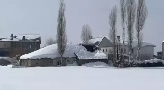 Hakkari'de Kar Yağışı Nedeniyle Ev Çöktü