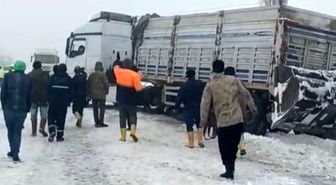 Kontrolden çıkan tır yolu kapattı, kilometrelerce araç kuyruğu oluştu