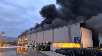 Lastik deposu alevlere teslim oldu