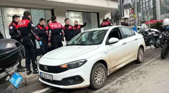 Manisa'dan çaldıkları altını İzmir'de bozdurmak isteyen 2 şüpheliden biri yakalandı