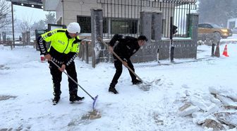 Osmaniye'de polisler kürek aldı, vatandaşın yolunu açtı
