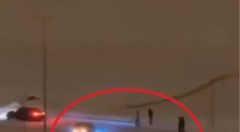 Otomobili ile karlı yolda drift yapan sürücü kamerada