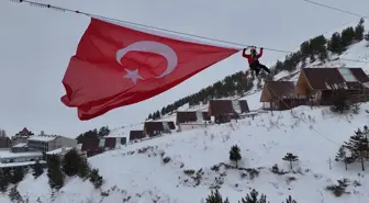 Palandöken'deki zipline hattına dev Türk bayrağı astılar