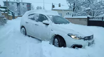 Sarıoğlan'da kar yağışı etkili oluyor