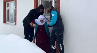 Siirt'te yolu kardan kapanan köydeki hastayı UMKE hastaneye ulaştırdı