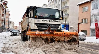 Sivas'ta kar yağışı hayatı olumsuz etkiliyor