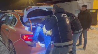 Taksinin bagajından 2 kaçak göçmen çıktı