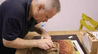 Tekirdağlı sanatçı balıkçıların zorlu yaşamını ahşaba yansıttı