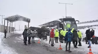 Yolcu otobüsü kontrol noktasındaki kulübeye çarptı; 4 polis hafif yaralı