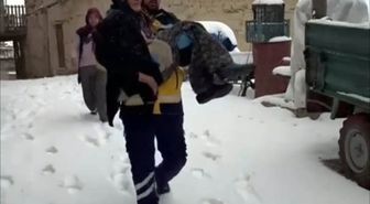 90 yaşındaki hastayı kucağını alarak ambulansa taşıdı