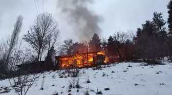 Artvin'de çıkan yangında ahşap ev kullanılamaz hale geldi